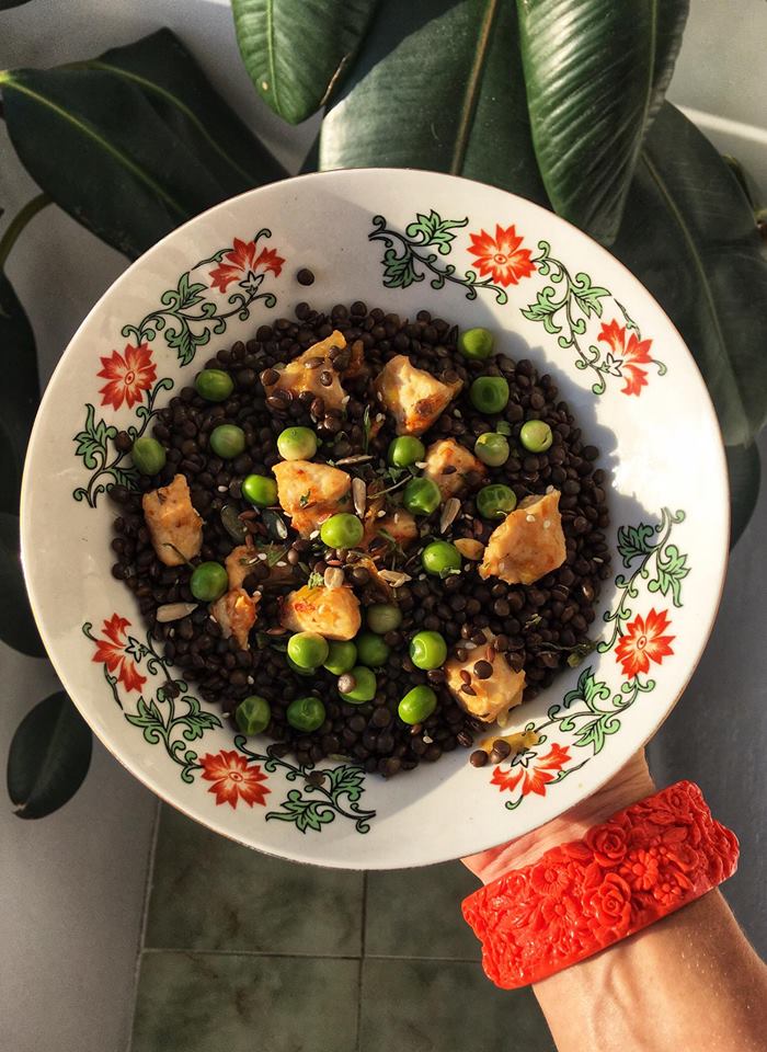 Linte neagra cu mazare si piept de curcan