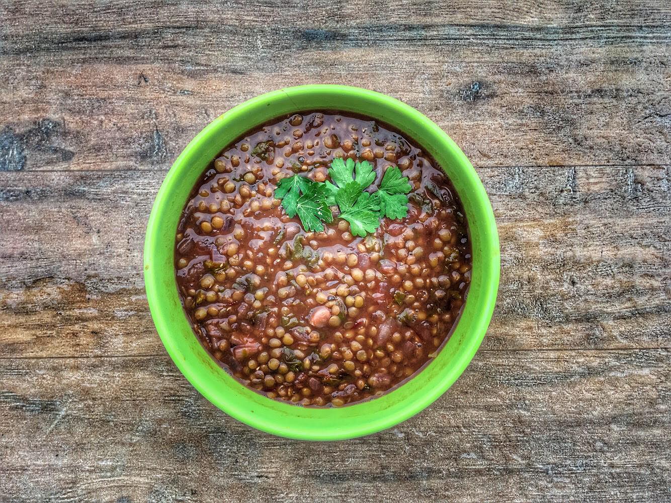 Supa de linte verde cu loboda rosie, ceapa rosie si cardamon