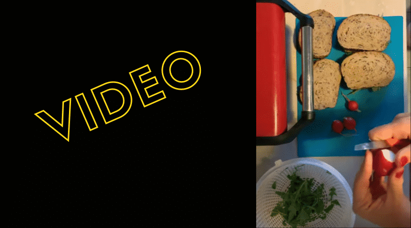 TOAST CU BRANZA BRIE, RUCOLA, RIDICHI SI PAINE INTEGRALA CU SEMINTE