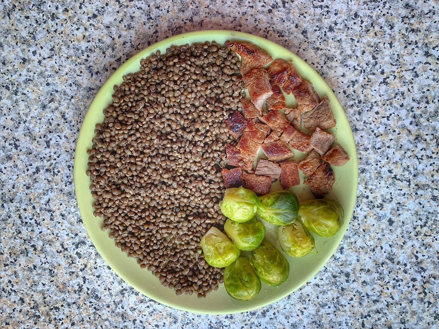 Linte verde, varza de Bruxelles, carne