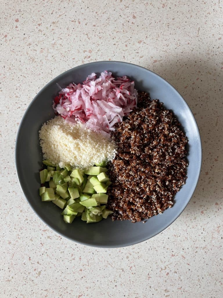 Ridichi, avocado, quinoa rosie, grana padano