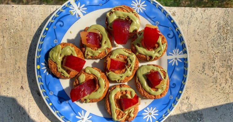 biscuiti din faina integrala, unt de fistic, prune