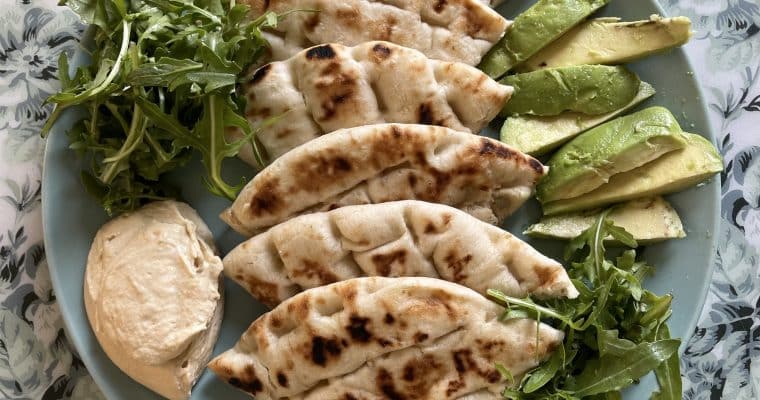 pita greceasca, avocado, rucola, humus