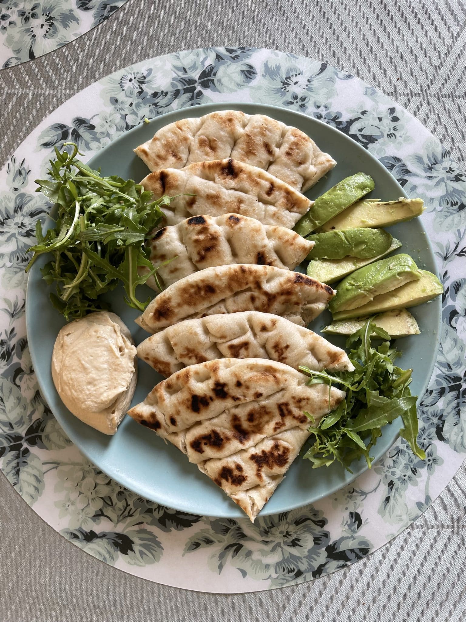 pita greceasca, avocado, rucola, humus
